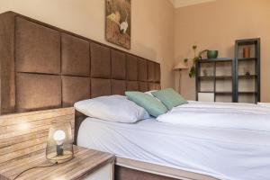 Private rooms in 2BR shared Apartment, Suitable for short & Longstays, Central Location