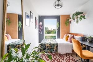 Boutique Brick Lane 2-Bed, Colourful City Vibes
