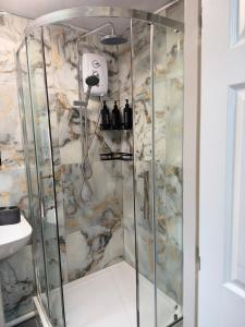 The Emerald Suite 1BR Apartment Near Etihad & Coop Live