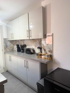 The Emerald Suite 1BR Apartment Near Etihad & Coop Live