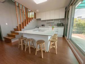 김녕 오션뷰 14인 독채- 방5개, 퀸침대7개 바다 코앞 특별가