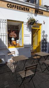 Modern Galway Apartment Sleeps 4 with Walk to City & Parking