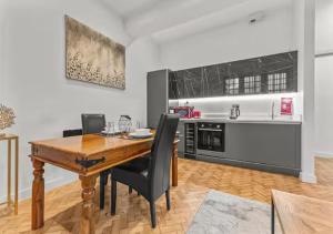 New Build Duplex Minutes From City Centre - Pass the Keys