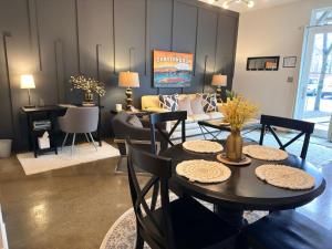 Modern Southside Stay Walk to dining