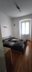 Silvia Butterfly Flat