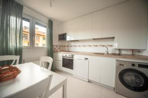 La Casa del Columpio, Comillas