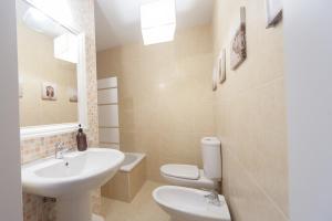 La Casa del Columpio, Comillas