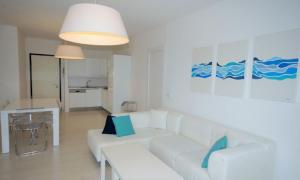 Bright sea view apartment