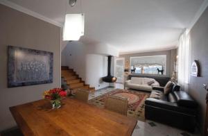 Villa con Piscina, Ac nelle 2 camere da letto, Palestra e vista su mare e monti