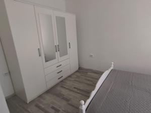 Newly renovated apartment in quiet center with parking