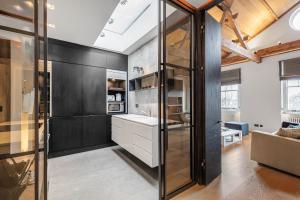 Cadogan Square Penthouse with Private Terrace and AC