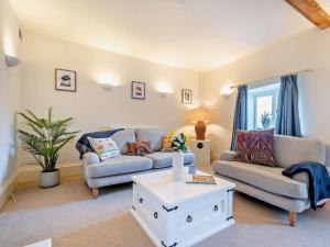 2 Bed in Cirencester oc-93878