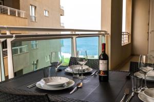 Luxury Apt w Side Seaviews and Pool, Top Location