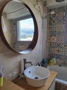 Super appartement avec balcon et deux chambres à coucher proche du métro