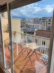 Super appartement avec balcon et deux chambres à coucher proche du métro