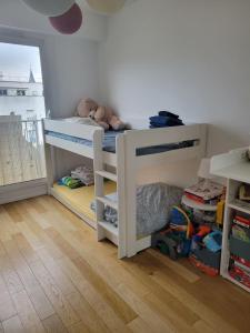 Super appartement avec balcon et deux chambres à coucher proche du métro