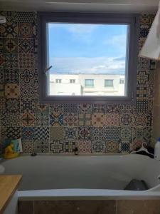 Super appartement avec balcon et deux chambres à coucher proche du métro