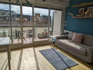 Super appartement avec balcon et deux chambres à coucher proche du métro