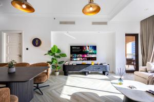 Spacious 1BR with Terrace l Near Palm Jumeirah Mall