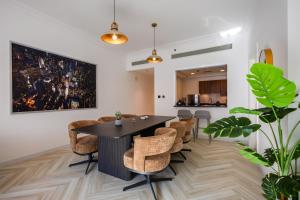 Spacious 1BR with Terrace l Near Palm Jumeirah Mall