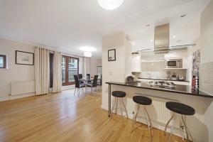 2 Bed Chic Apartment near Shoreditch & Liverpool St FREE WIFI & PARKING by City Stay Aparts London
