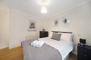 2 Bed Chic Apartment near Shoreditch & Liverpool St FREE WIFI & PARKING by City Stay Aparts London