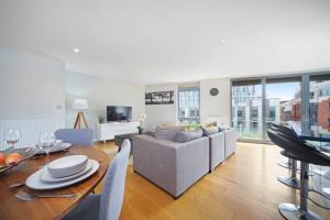 2 Bed Executive Penthouse near Liverpool Street FREE WIFI by City Stay Aparts London