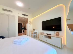 Mahenti - Stunning Golf View Studio in Damac Hills