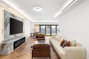 Spacious 5-Bedroom Family Home in Prime Location