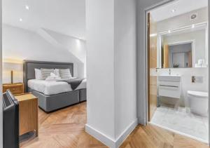 Super King Penthouse Minutes from Arndale Centre - Pass the Keys