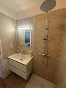 Sympathique studio climatisé sur le port de Hyeres