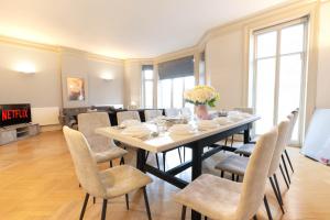 5 Bedroom High-Ceiling Victorian Flat with Balcony, 2 minutes to Hyde Park & Oxford Street