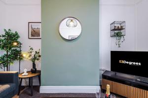 Spacious 4 Bed Home in Crewe by 53 Degrees Property! Perfect for Groups & Families