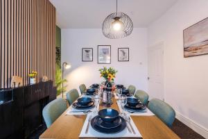 Spacious 4 Bed Home in Crewe by 53 Degrees Property! Perfect for Groups & Families