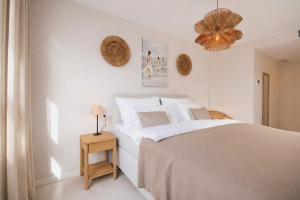 Luxury and modern 3 Bedroom townhouse walking distance to the beach!