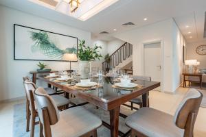 Peaceful Villa Bedroom,Assistant Room, Cliffside View in The Address Fujairah Residences Garden, Sharm by Deluxe Holiday Homes