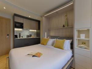 South Kensington Studios by DMontrio