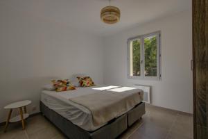 Villa de plain-pied au centre du village avec piscine privée