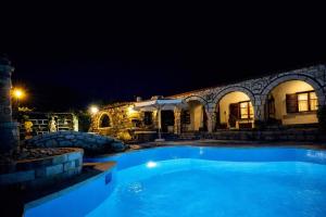 Saltos Village House - Peaceful Poolside Retreat