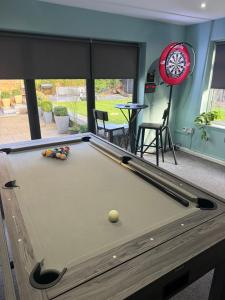 Large stylish home with Games room 5 bedroom sleeps 11 free WiFi and parking