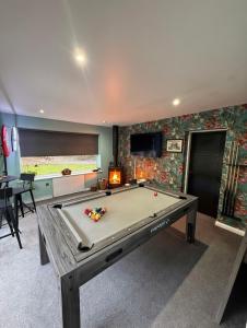 Large stylish home with Games room 5 bedroom sleeps 11 free WiFi and parking