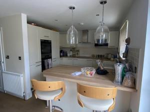 Bright 3 bed House,FREE parking,Garden,nr seafront