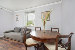 Apartament z 2 Sypialniami i Oddzielną Kuchnią w Centrum Wrocławia na 4 Pietrze by Noclegi Renters