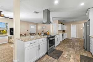 9 mins to Beach Pool Fire Pit Sleeps 10