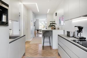 100m2 Luxury Designer Gem w Sauna steps to Central Station