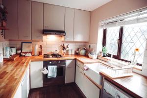 2 Bed House - Near Central Sheffield - Fast Wi-Fi