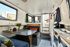 Orginal Dutch houseboat city center WIEL