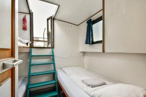 Orginal Dutch houseboat city center WIEL