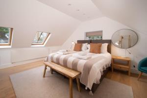 Ocean Penthouse, Contemporary Apt, Sleeps 6, Balcony and Terrace, Parking