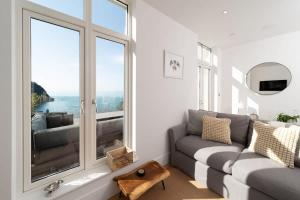 Harbour Tide, Inviting 3 BR Apt, Large Terrace and Sea View, Parking